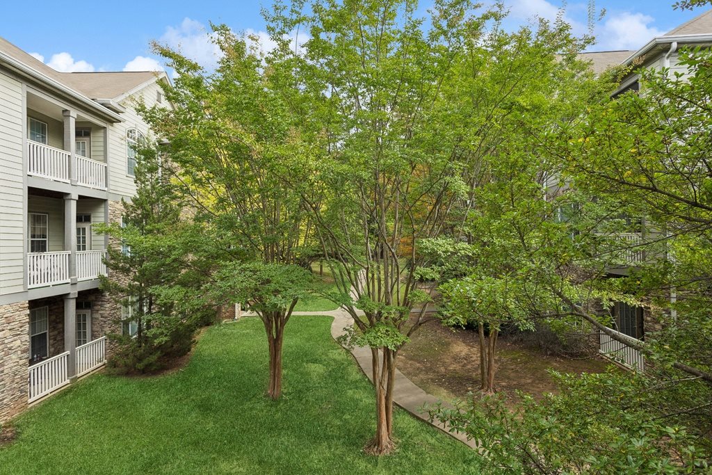 Courtyard landscaping at Longwood Vista Apartment Homes in Atlanta GA